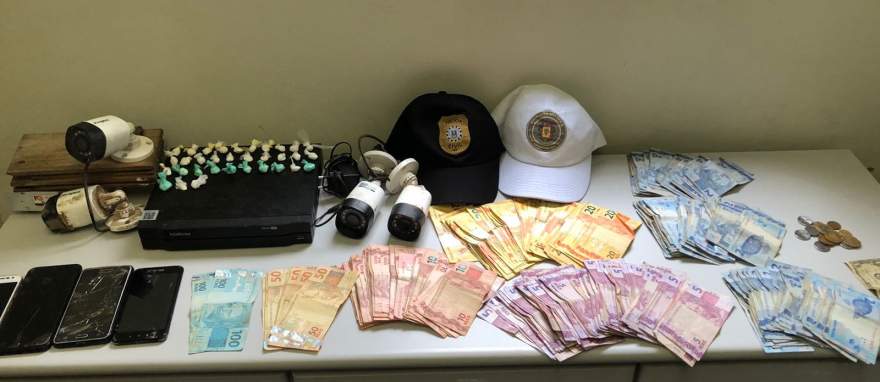 Dinheiro, câmeras de segurança e cocaína foram apreendidos durante a ação dos policiais 