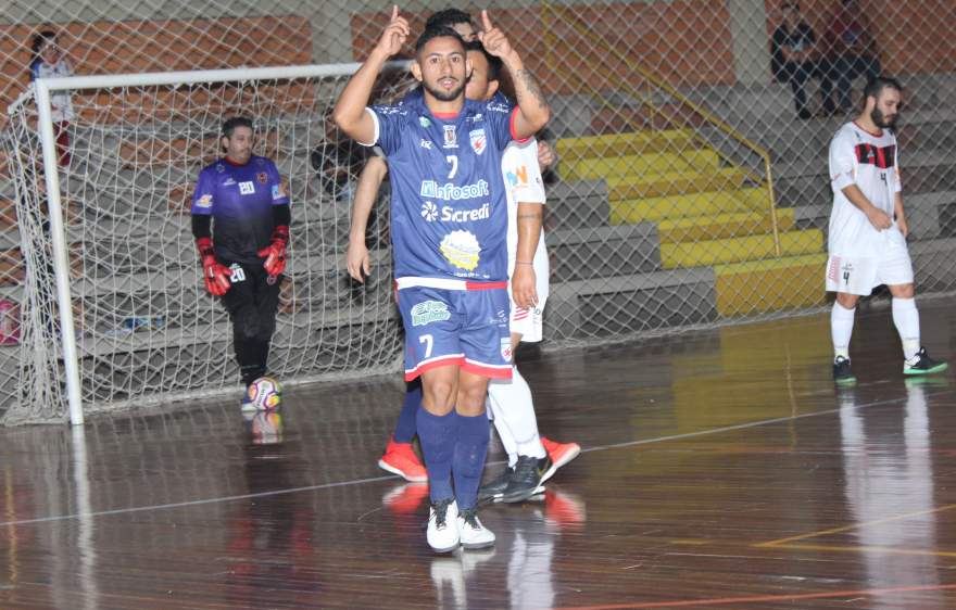 Bugrinho comemora seu primeiro gol, o terceiro do Atlético na partida 