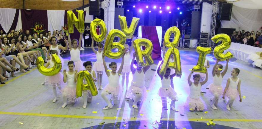 Grupo de balé é coordenado pela professora Gabriele Bredow 