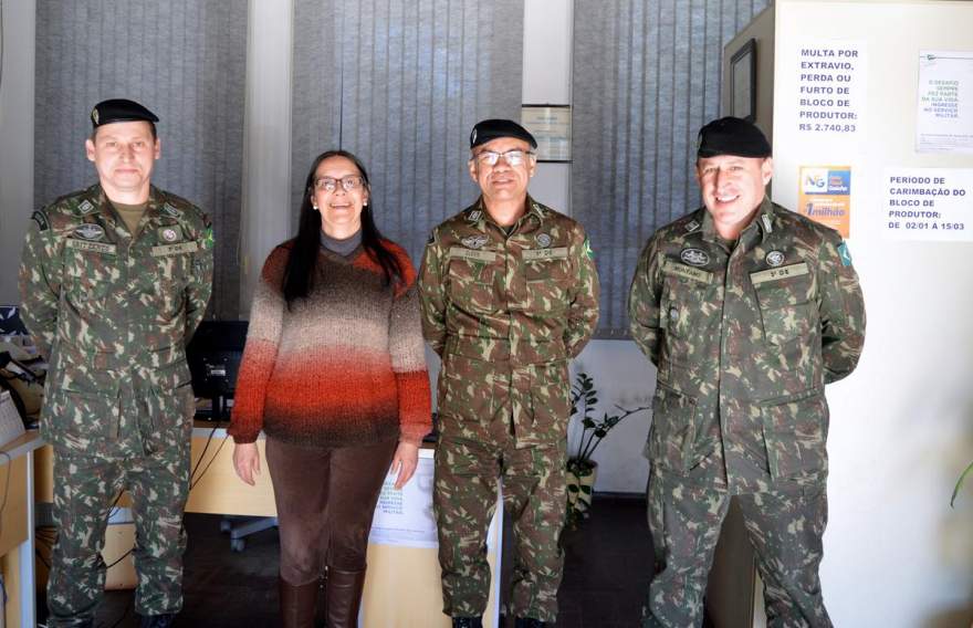 Secretária da Junta Militar de Candelária, Elizabeth Martins Becker, solicita que jovens venham retirar documento de dispensa do Serviço Militar