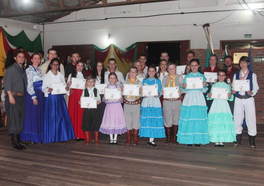 Os formandos do curso de dança com os professora Leandro e Jaqueline 