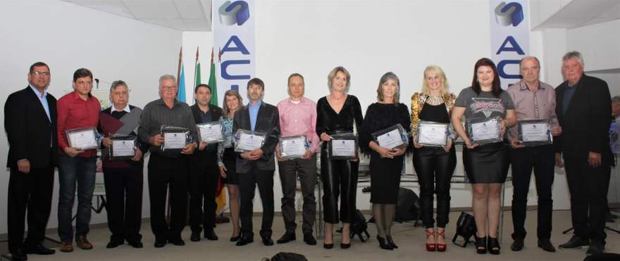 Imagem coletiva das empresas homenageadas com dirigentes da Acic