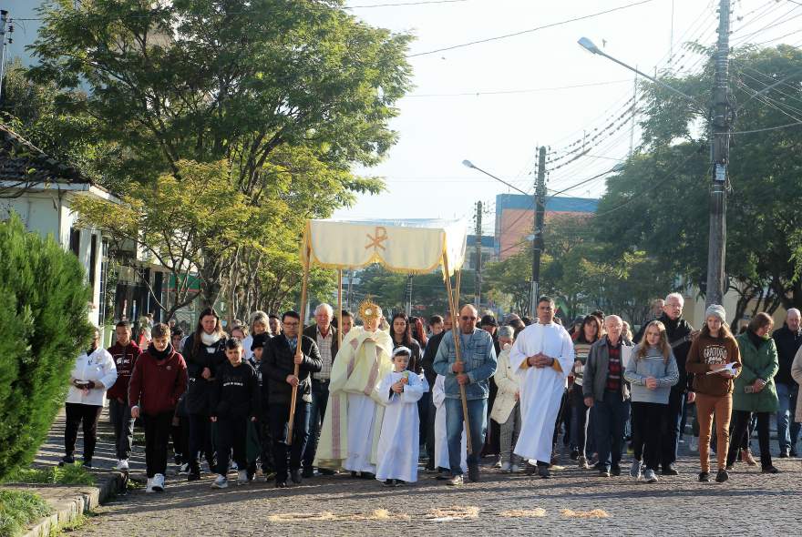 O menino Pedro Henrique, vestido de anjo, esteve à frente da procissão