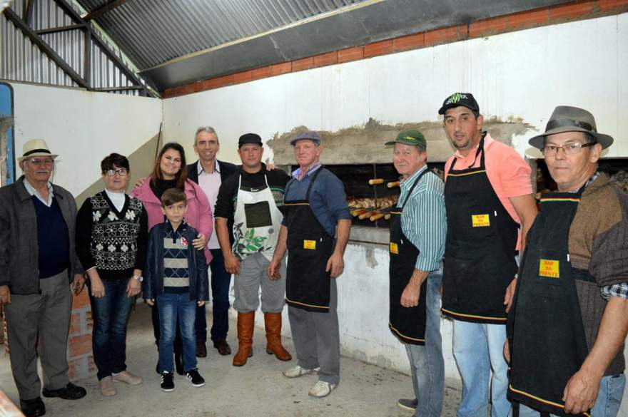 Prefeito Paulo Butzge e a primeira-dama Gabriela com a turma de churrasqueiros da festa
