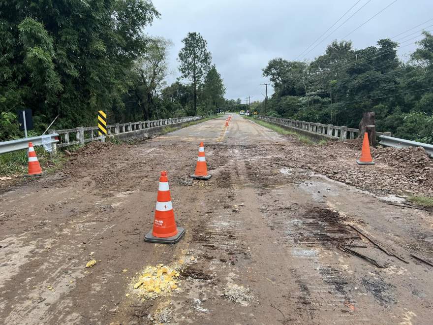 Força-tarefa garante tráfego na ponte sobre o Arroio Bonito 