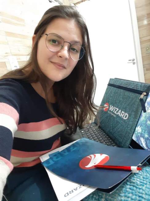 A mais nova aluna da Wizard Candelária, Larissa Weide, está aproveitando o momento para dar início ao curso de inglês 