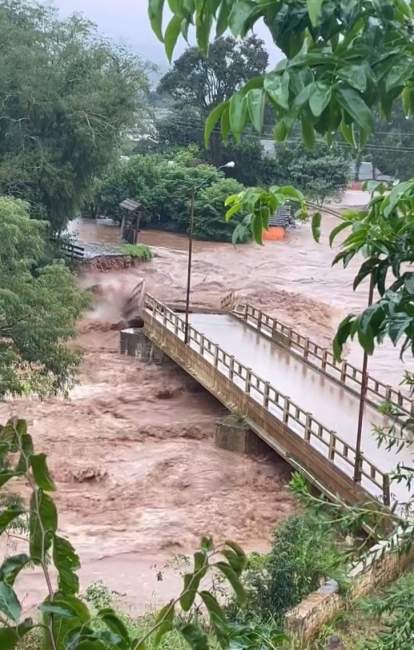 Ponte foi destruída por conta da força da correnteza 