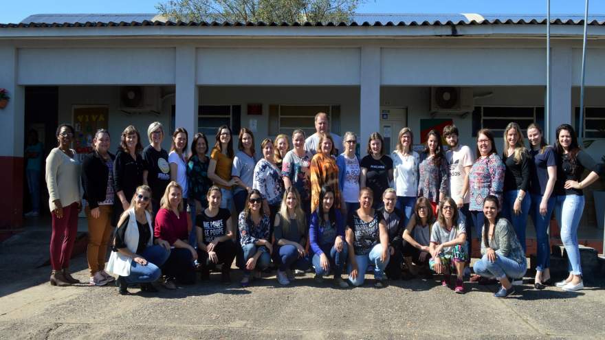 Danieta (no centro) com professores: “nosso aluno tem orgulho da escola”