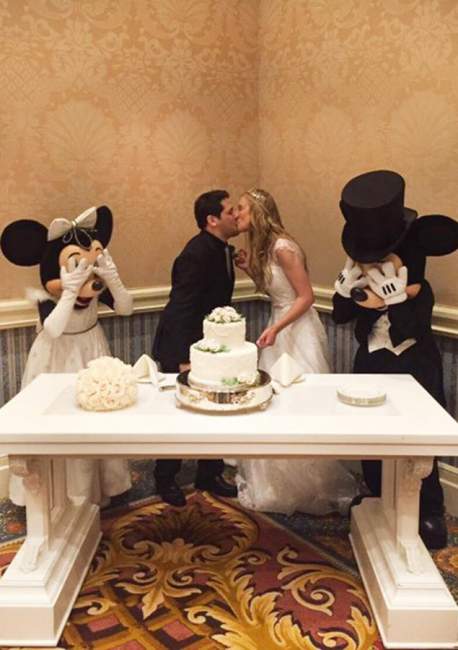 Os noivos com os padrinhos Mickey e Minnie