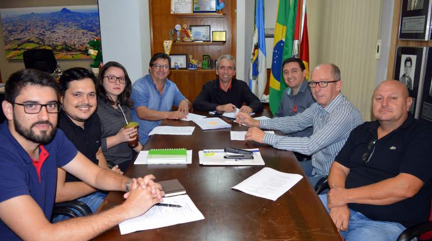 Prefeito Paulo Butzge com a equipe que irá organizar o evento - Crédito: Erni Bender - AI Prefeitura Municipal de Candelária