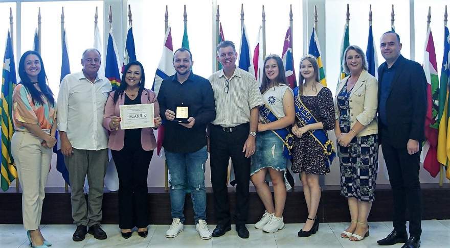 O prefeito Nestor Ellwanger (Rim) e o vice Cristiano Becker prestigiaram a entrega da medalha | Foto: Divulgação