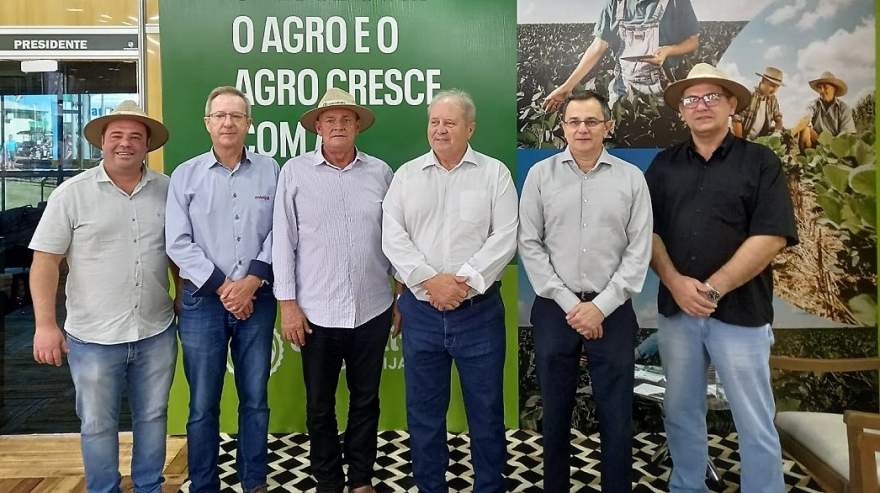 Comitiva candelariense com o presidente da feira, Nei Mânica | Foto: AI Prefeitura / Divulgação
