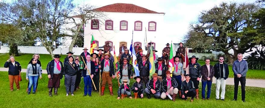 Em cerimônia na Fazenda do Sobrado, grupo candelariense recebeu a centelha da Chama Crioula