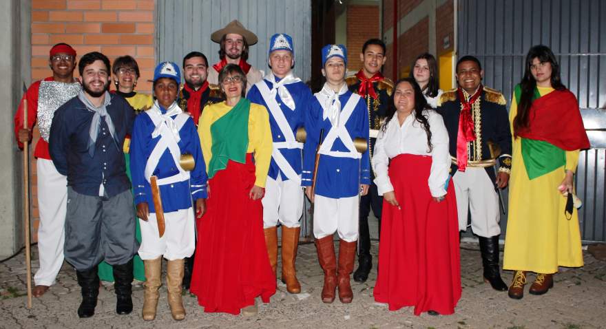 O Grupo de Teatro Cara & Cor’agem com o presidente da Accev, Dalton Lucas