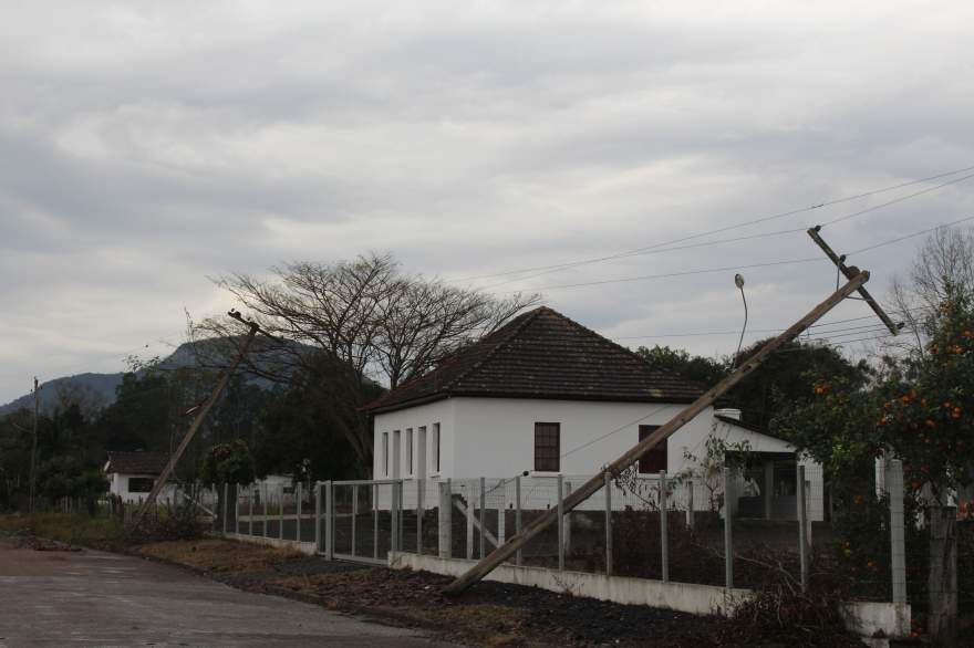 Postes estão caídos na rua Paulo Afonso Jacobi, na Vila Botucaraí