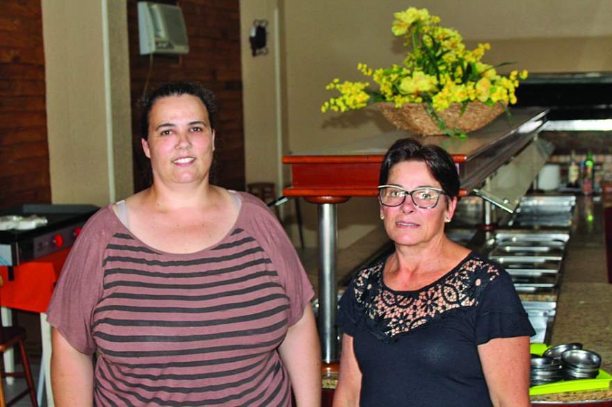 A administradora Alexandra da Rocha e a funcionária Vanilda Goulart convidam a comunidade para a reabertura do Restaurante Aba Michels na noite deste