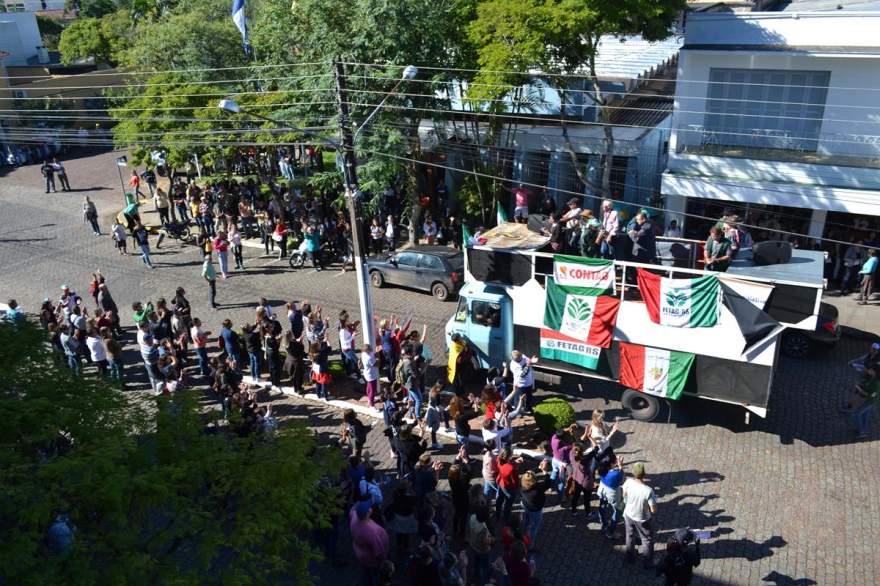 A chegada do caminhão em frente à Prefeitura