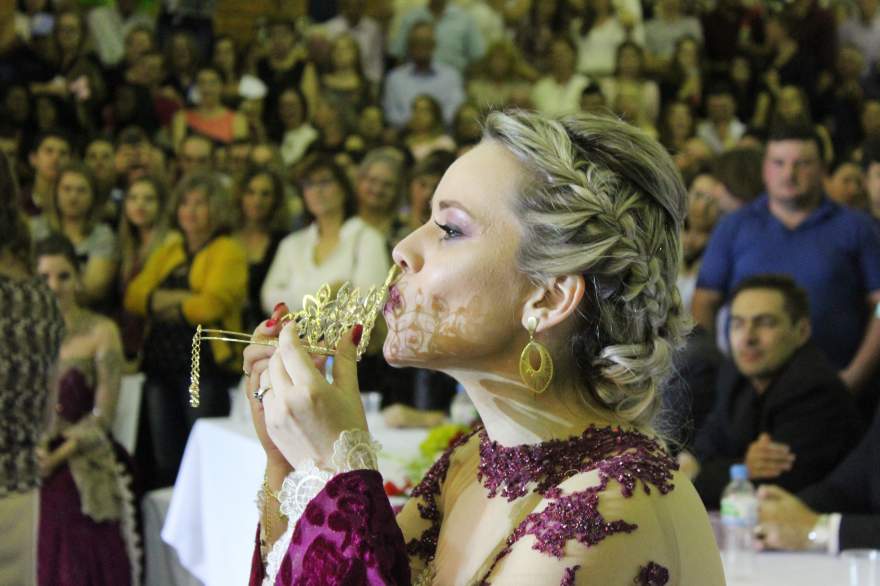 Cássia beijou a coroa, antes de entregar para a Aline 