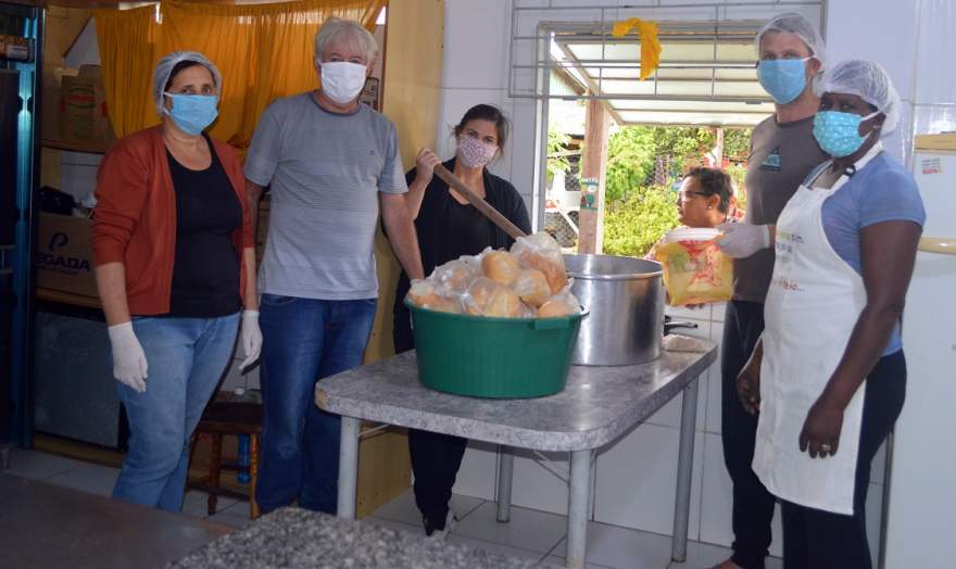 Gabriela Butzge, ao centro, comandou a distribuição do sopão