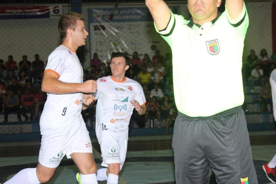 Estreante Rodrigo comemora o gol de empate do Maxxy