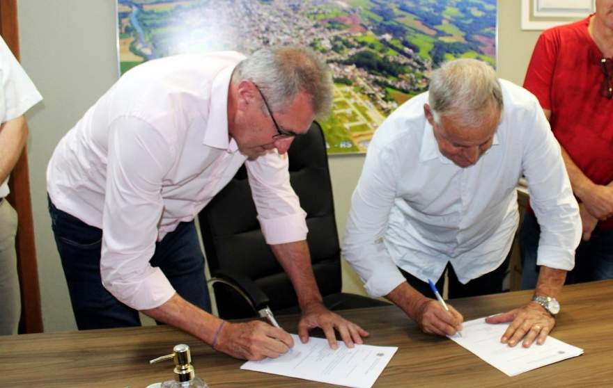 Deputado Federal Heitor Schuch e o prefeito Nestor Ellwanger no momento da assinatura