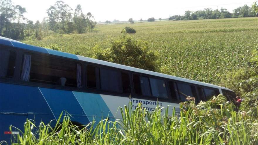 Com impacto, ônibus saiu da pista