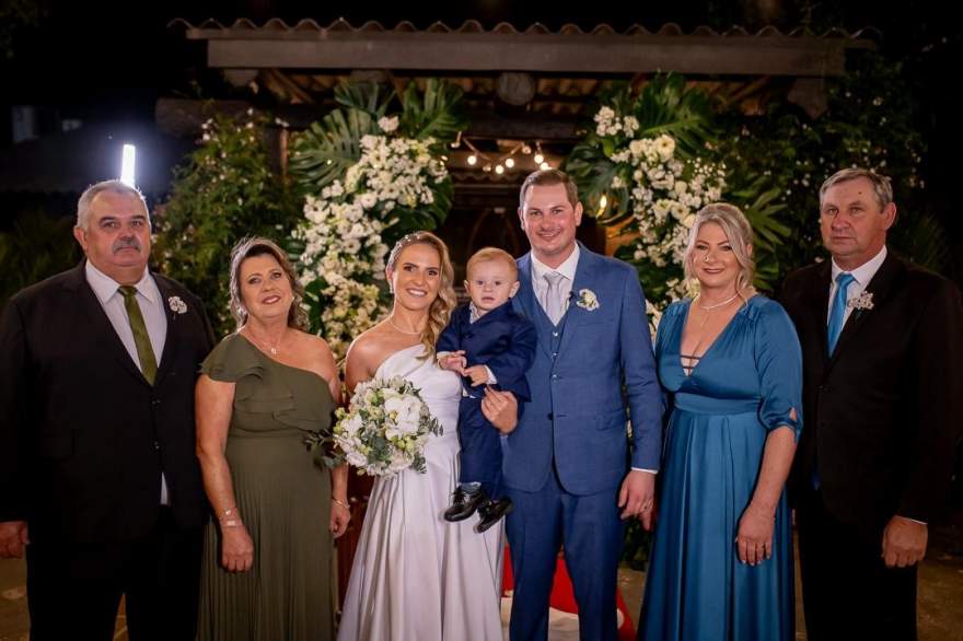 Os noivos Ana Paula Schultz e Ivan Bernardy com os pais e o filhinho Vicente