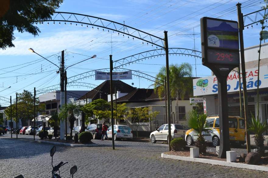 15h de terça, 27: painel registrou 29º no centro de Candelária. Clima ameno, porém, muda até o final de semana com a chegada de áreas de instabi