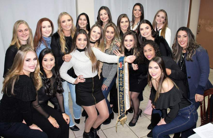 As 17 candidatas com a atual Rainha Isabela DÁvila