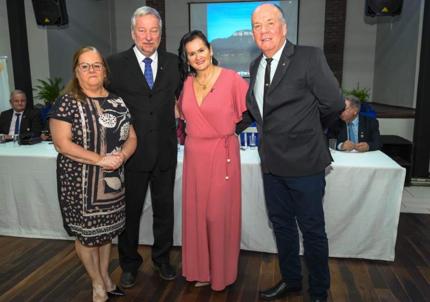 Marta Emmel e José Emmel , a rotariana Meire Mundstock e esposo Oto