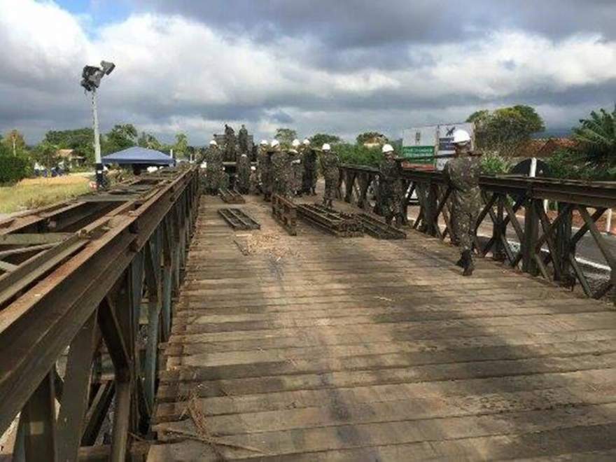 Militares já deram início ao trabalho de retirada da ponte móvel (Foto: Augusto Oberdiek) 