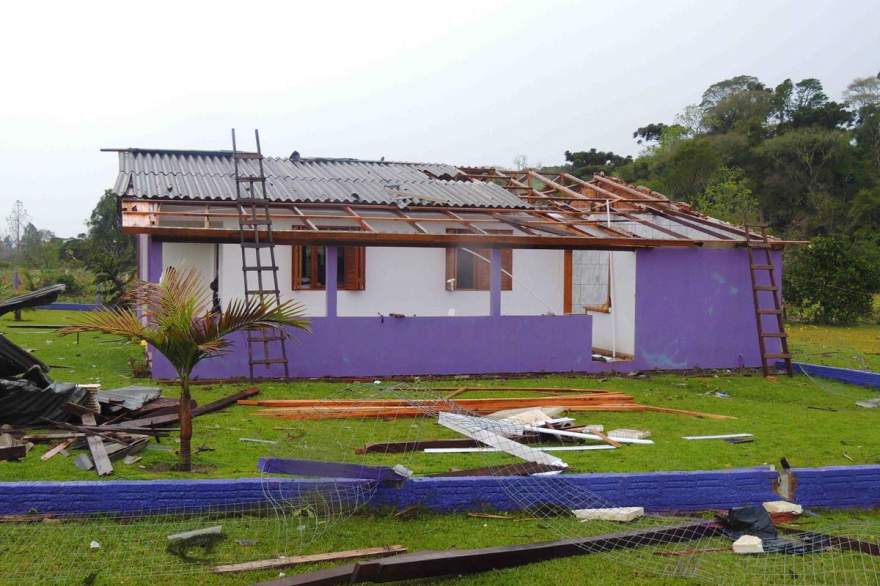 Casa de Maria Oliva de Souza Maia também não aguentou o temporal e sofreu danos (Fotos: Cristiano Silva) 