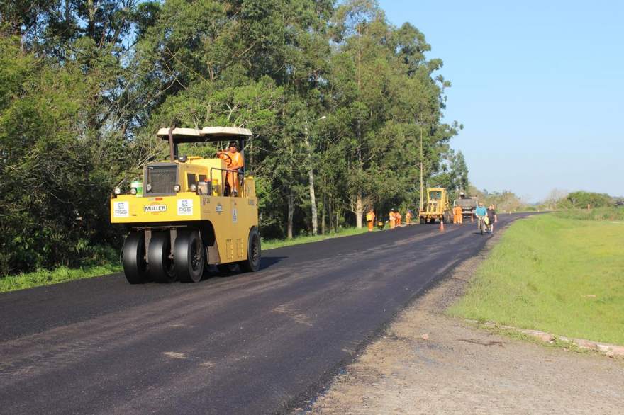 Obra de recapeamanto teve inicio no trecho em frente ao Parque Municipal de Eventos - Fotos: Tiago Mairo Garcia - Folha de Candelária