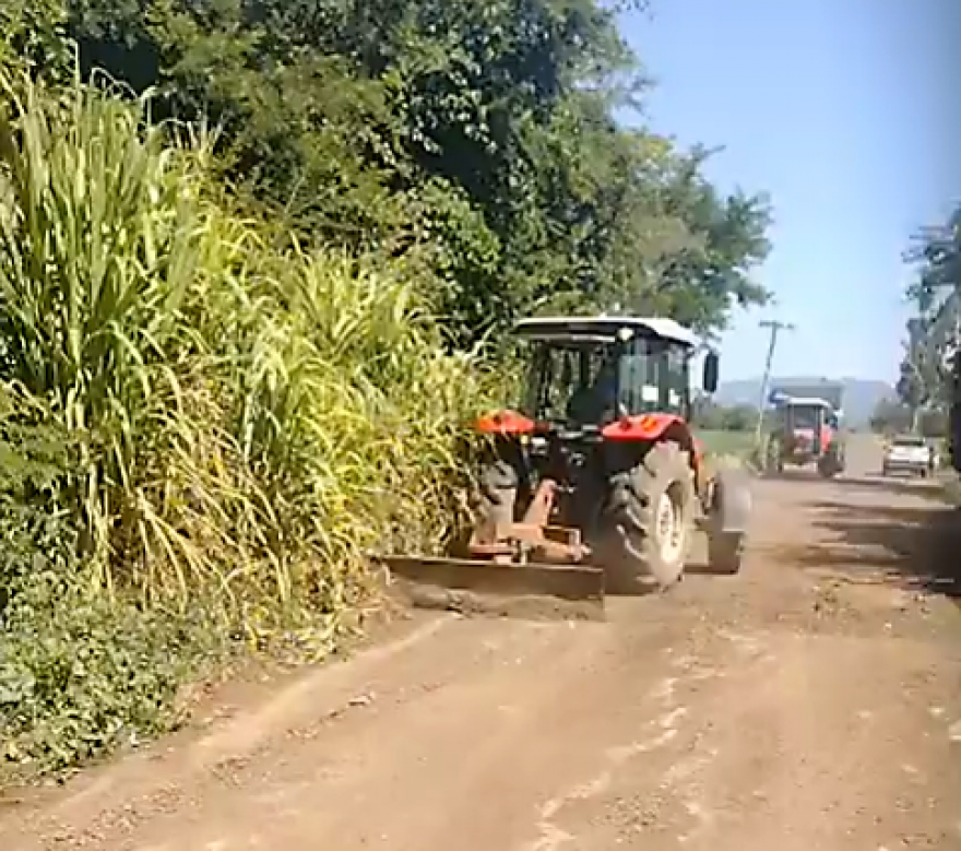 Em vídeo realizado por Vandi, o produtor rural Luciano Anton tapa buracos com um trator e uma plaina | Foto: Captura / Facebook