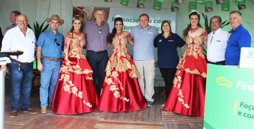 Luis Carlos Heinze ao lado de correligionários, das soberanas do município e de colaboradores do Sicredi