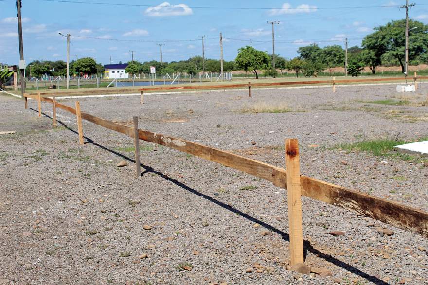 Pavilhão será erguido no terreno em frente à entrada do Ginásio Doutor Gomes. Área onde serão colocados os pilares já está demarcada 