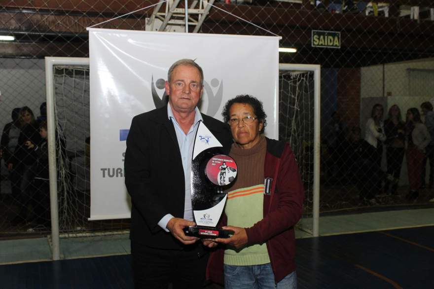 A premiação para a equipe 3ª colocada do feminino: LR Futsal