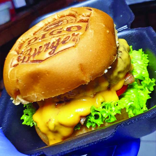 Os hamburguers são feitos no capricho e com ingredientes frescos