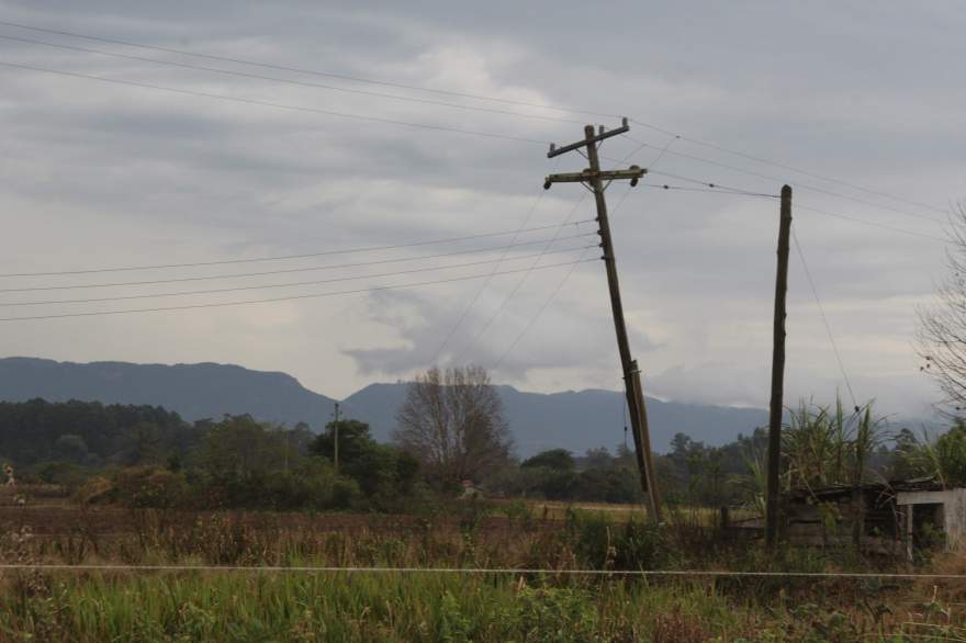 Postes antigos próximo de lavouras também ameaçam cair