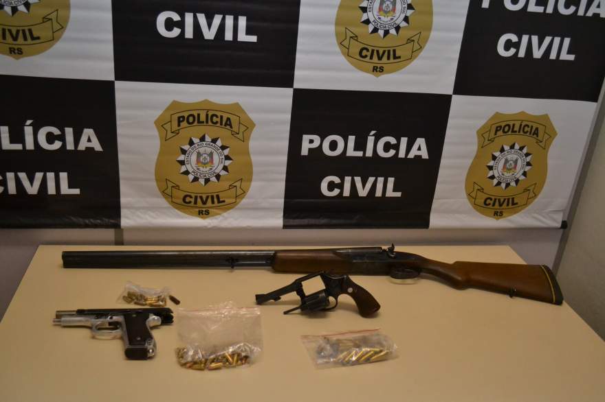 Armas e munições também foram apreendidas 