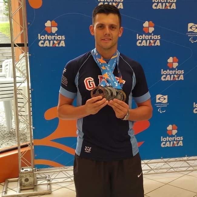 Mauricio Scota com as medalhas conquistadas no Paraná
