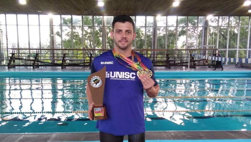 Mauricio Scota com o troféu e as quatro medalhas conquistadas no JUGS em Porto Alegre - Crédito: Divulgação / Folha 