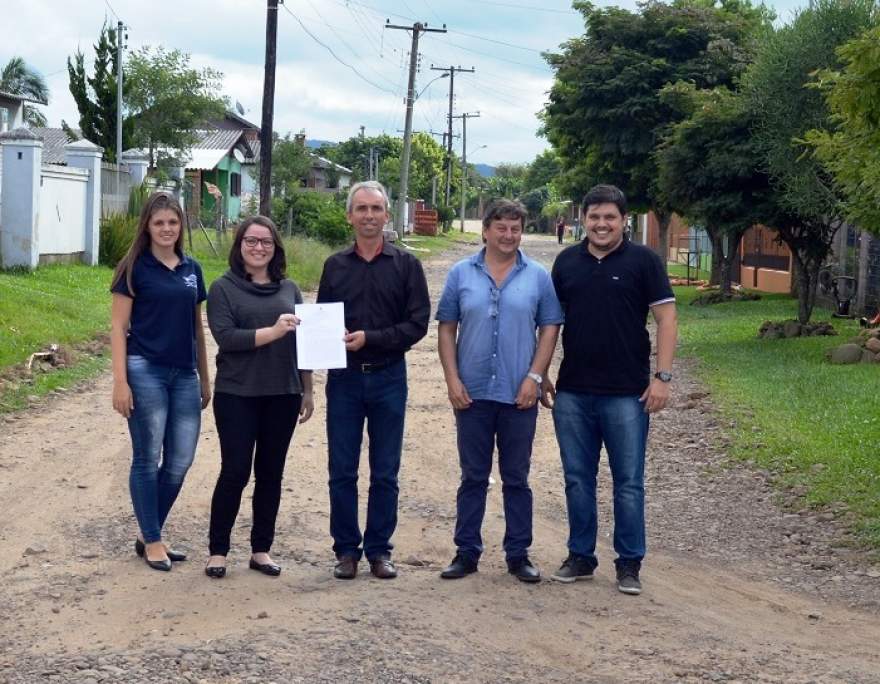 Andréia Hübner, Franciéle Schröder, Paulo Butzge, Lucas Michels e Jeferson Weirich com a liminar judicial que autoriza os repasses