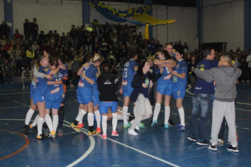 Jogadoras do Marvados iniciam a comemoração do título do feminino