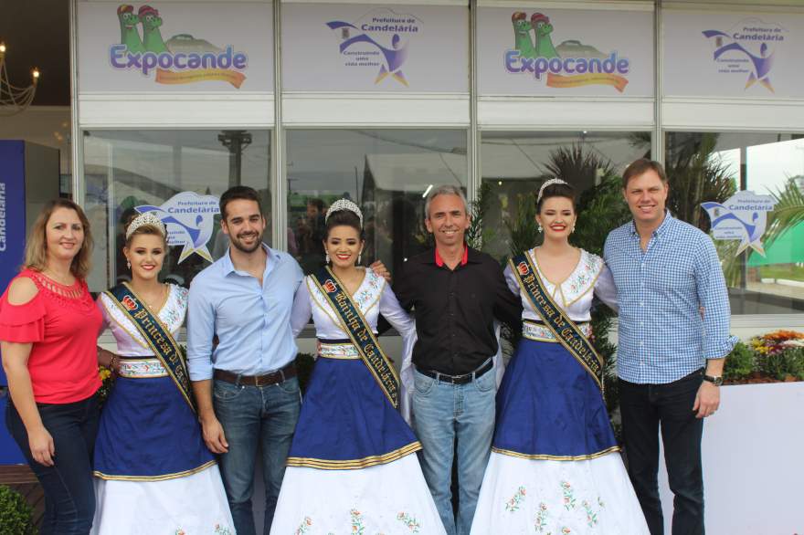 Eduardo Leite com correligionários, o prefeito Paulo Butzge e as soberanas no estande da Prefeitura

