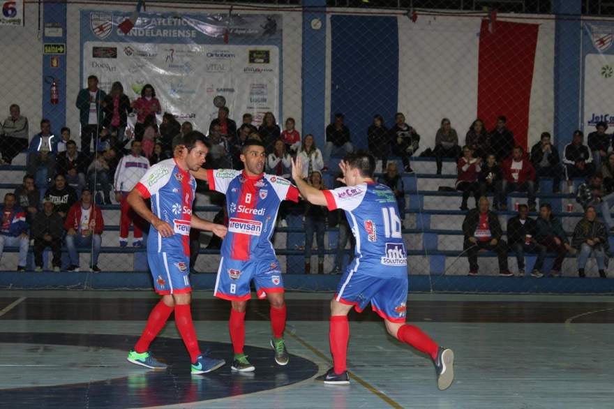 Júnior, Anaro e Daniel comemoram o primeiro gol do Atlético