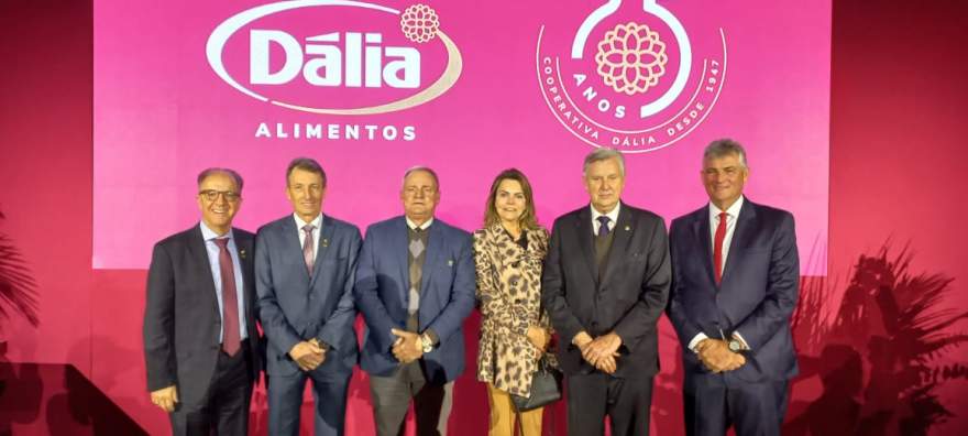 Rim, Cleonice e Heinze ao lado de diretores da Dália Alimentos