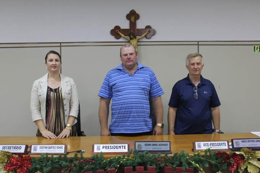 A nova mesa diretora da Câmara para 2019 é composta por Cristina Rohde (Secretária), Gésimo Daniel Bernardy (presidente) e Marco Antonio Larger (v