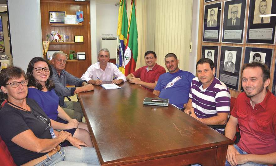 Assinatura do convênio contou com a presença de autoridades - Foto: Erni Bender