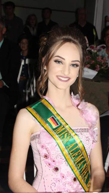 Miss Alemanha Brasil, Emanuelle Schuster, foi uma das integrantes da comissão julgadora